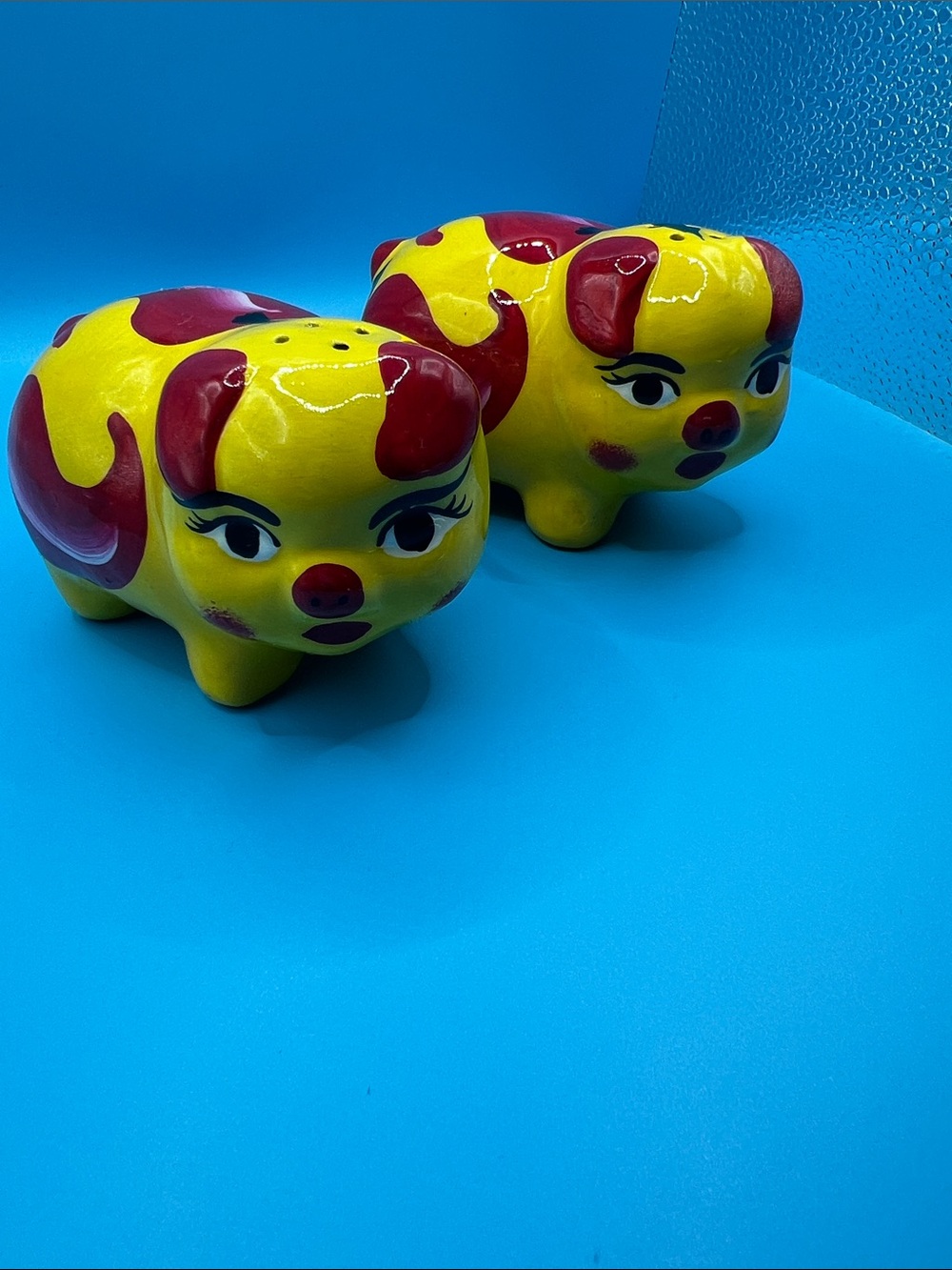 Red and yellow hot pepper piggie salt and pepper shakers set - Picture 11 of 11